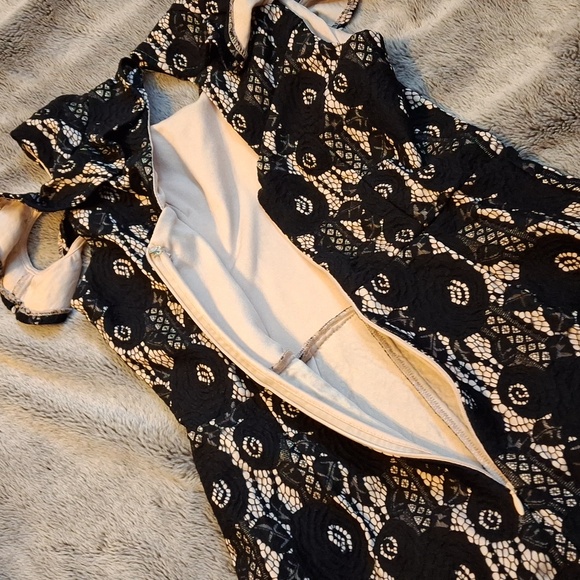 Lace Cold Shoulder Romper - Picture 9 of 9